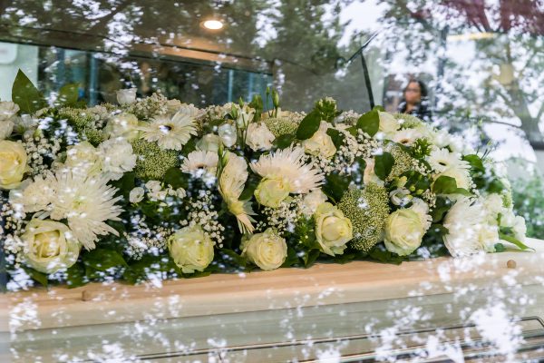 Bloemen Bloemen in rouwauto, afscheidsfotografie